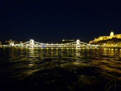 くさり橋もライトアップ。
王宮や漁夫の砦などもライトアップされていて、
本当にきれい。昼間と違う美しさです。
ドナウ川クルーズはお勧めです。