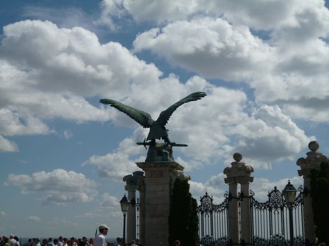 王宮広場の先端には羽を広げた伝説の鳥がおります。<br />いまにも飛び立ちそう〜