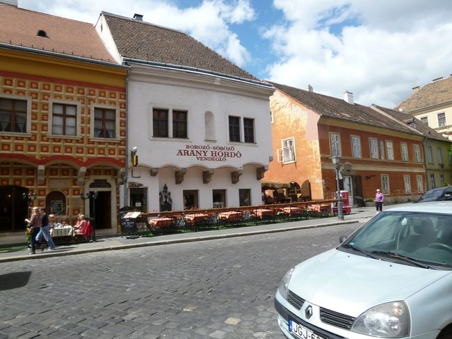 王宮から徒歩にて。<br />街並みもかわいい。