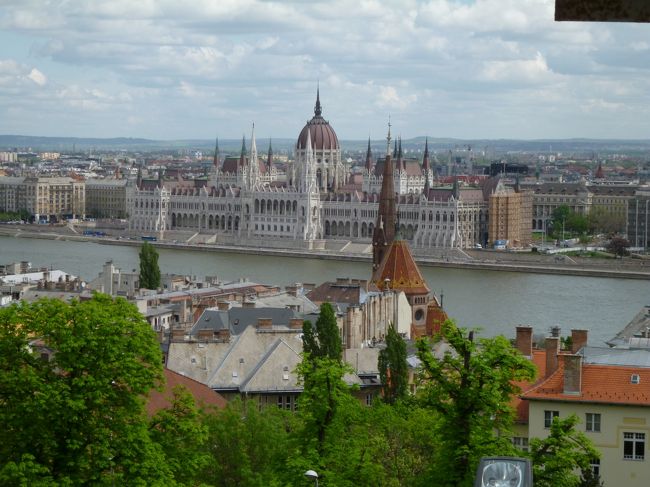 漁夫の砦からの国会議事堂。すごく立派なのが遠くからでもわかります！