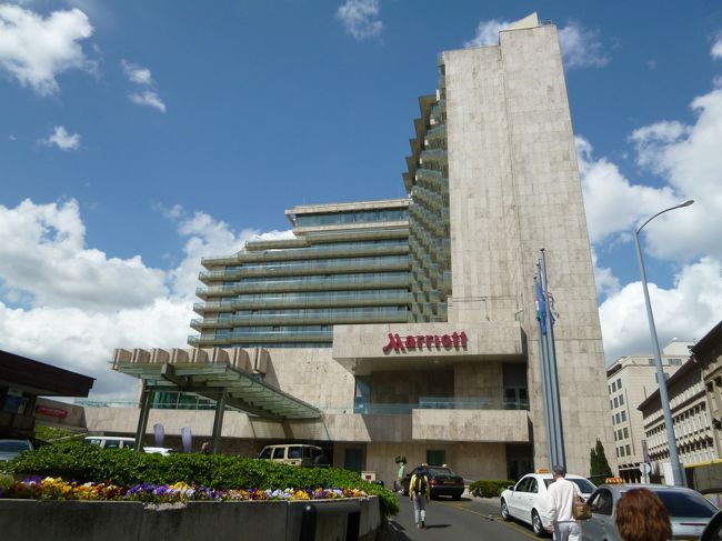 ブダペストマリオット<br />ドナウ川沿いで、すぐ裏手にはヴァーツィ通りで<br />お買い物にも便利な立地です。<br />