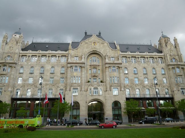 この立派な建物はフォーシーズンズホテル<br />お城みたいですてきー♪<br />