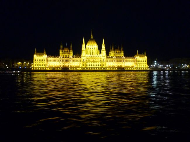 先ほど見た国会議事堂のライトアップ。<br />川面に映り、さらに素敵〜