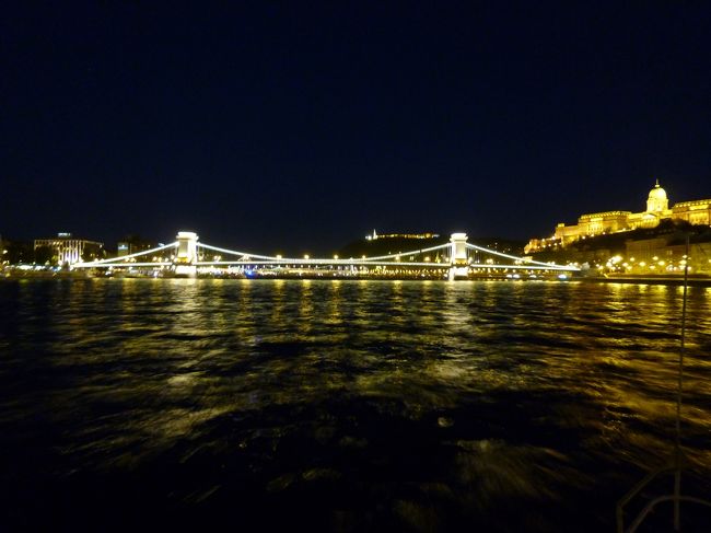 くさり橋もライトアップ。<br />王宮や漁夫の砦などもライトアップされていて、<br />本当にきれい。昼間と違う美しさです。<br />ドナウ川クルーズはお勧めです。