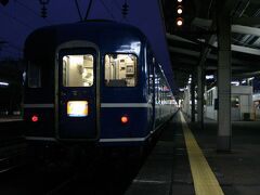 大宮駅を23時30分に出る金沢行寝台特急『北陸』号に乗車。北陸への旅には、この『北陸』か、夜行急行『能登』というのが定番である。今宵の塒は、Ｂ個室寝台『ソロ』。狭いながらも、肘掛まで付き、設備は充実している。とりあえず、買い込んで来た麦酒と『わさびいなり』で旅の始まりを祝う。朝が早いので、すぐに就寝。そして、早朝5時32分、まだ明け切れぬ富山駅に到着した。
※『北陸』も『能登』も、現在は廃止されています。