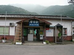 ホームへ降りると、さすがに寒かった。富山駅からは、6時04分発の高山本線の普通列車に乗り換え、終点の猪谷駅へと向かった。猪谷駅では乗り換え時間があるので、改札の外へと出る。駅舎は木造の趣のある建物で、青地に白文字の大きな駅名版も良い感じだ。