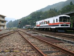 しばらく待ち、7時10分発の神岡鉄道の奥飛騨温泉口行に乗車。神岡鉄道は、国鉄神岡線を引き継いだ路線で、猪谷駅から鉱山の街神岡を経て、奥飛騨温泉郷の玄関口である奥飛騨温泉口駅までを結ぶローカル線だ。車内には囲炉裏まであったが、実際には使われていないそうだ。