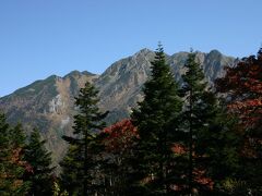 登山口の手前まで来ると、西穂高岳の勇姿が望めた。その山頂には、熟練登山客だけが立つことができる。しばらく景色を楽しんだ後、駅前の千石園地に戻ると、積雪記録を表示した柱が立っていた。昨年、過去最高の5.2ｍを記録したそうだ。