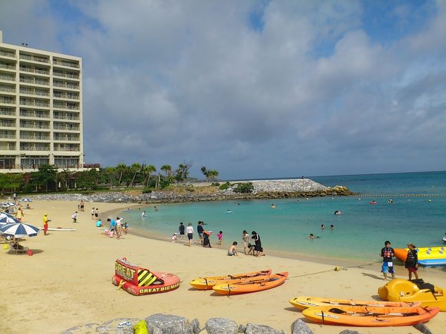 久々に続きを書く気になったので、書いてみます。（10月16日追記）<br /><br />イルカ体験（アクアリウムスイム）を終えて、部屋に戻り<br />セイルフィシュカフェで朝食を食べた後は、ホテルのビーチで<br />下記のマリンメニューをやって遊びました。<br /><br />ビッグマーブル（2,000円/1人）…クラブサヴィの人は半額です。<br />はりゅう船クルーズ（2,000円/1人）…クラブサヴィだとタダです！<br />シュノーケルセットレンタル（1000円/1人）…これも無料でした♪<br /><br />自分が、こんなに遊びに夢中になれるとは思わなかったです。<br /><br />ビッグマーブルもう一回乗りたかったなぁ<br /><br /><br /><br />