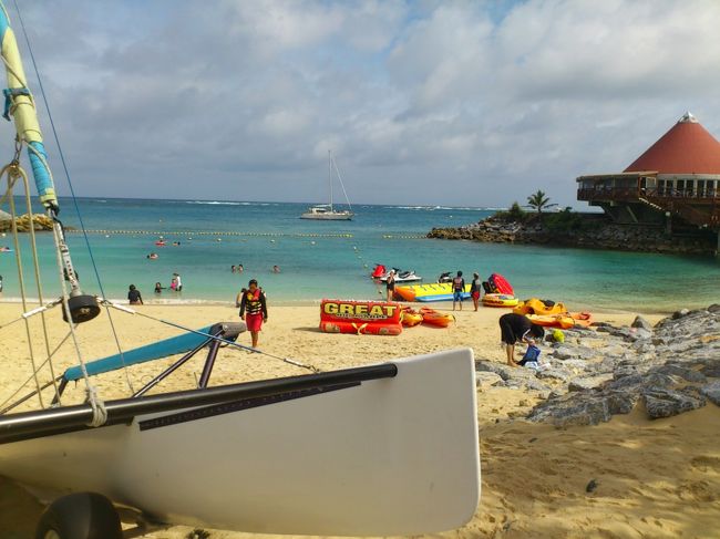 ビーチチェアとパラソルを借りて、少し休憩。少し風が出てきたせいか、海から上がったら寒かったので部屋に戻りました。<br /><br />実は前日から体調が変だと思っていたのですが、テンション上がっていたんで忘れていただけで、この後しっかり具合が悪くなってきました。小雨も降り出し気分も下降気味です。<br /><br />17：00<br />気付けばそろそろ夕飯の時間。でも食べたくないな…って感じでしたが、となりではガイドブック（食事処欄）を読んでいる人（笑）が明らかにお店を探してます。<br /><br />*ビーチチェア・パラソルもクラブサヴィだと無料です。