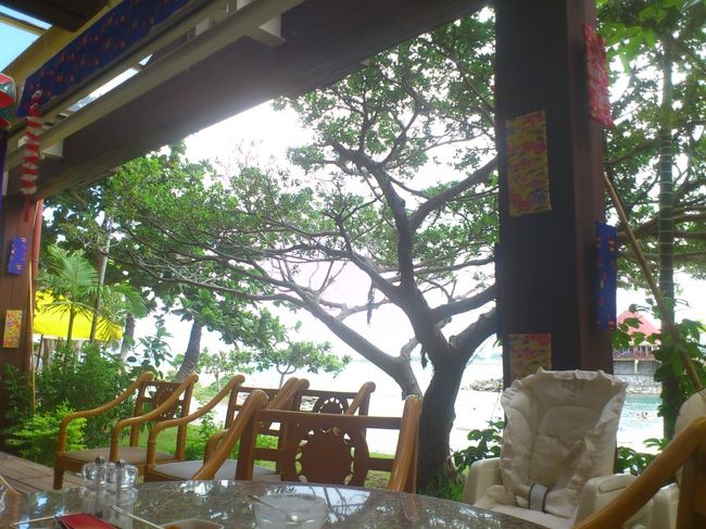 3日目<br />今日は嫁の願望の1つのダイビングをする日です。予約時間は14時なので、朝はゆっくり過ごしました。今日もセイルフィッシュカフェで朝食です。レストランの女性スタッフに顔を覚えられていたようで、この日もその方が対応してくれました。<br /><br />配膳中に、「今日は何かされる予定があるんですか？」って聞かれたので、嫁が「真栄田岬でダイビングをするんですよ♪」と答えると、笑顔で「良いですね！もし明日もここを御利用頂けたら、そのお話聞かせてください。お待ちしてます♪」と言ってもらい、その後も軽い会話を続けなごやかな空気で気持ち良く食事ができました。<br /><br />