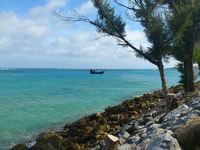 しっかし、こんなに気持ち良くゆっくりできると、帰ってからの現実とのギャップに恐ろしさを感じます（笑）<br /><br />　…？<br /><br />海を眺めていたら、遠くから何か来ました！<br />海賊船…だよね？なんかターバンみたいの巻いてる人が乗ってるし<br /><br />ルネッサンスリゾートの新しいプログラムのようです。子供受けしそうですね（^0^)/<br /><br />すこし風が出てきました。この時はまだ、我々を待ち受けている事態に気付くよしもありませんでした。