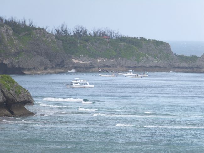 13：10にダイビングショップに集合との事で向かいます。<br />写真は、部屋から真栄田岬（青の洞窟）の方を撮ったものです。<br />この頃から風が強くなってきました。<br /><br />12：45<br />某マリンショップ着<br /><br />集合時間前についたのに、なぜか遅刻した感で迎えられ変な空気でした。何で？<br />そしたら着いて早々、天候不順により青の洞窟のエントリーが不可と発表。別の場所でダイビングをしますと言われ、キャンセルも不可なので当然、参加者からはため息。でも差額は返金しますとの事になりました。<br /><br />受付を済ませ、ウェットスーツに着替え戻ってくると説明用のプリントを他の参加者は持ってましたが、僕らは渡されてないので、ただ待っていたら、スタッフからまだ見てないの？みたいな感じでプリントを渡され、いきなりダイビング説明…。おいおい、俺ら初心者だよ。<br />頭に？が付きまくりのまま、バスに乗り込み現地着。<br /><br />ボンベを背負って坂を下って浜まで歩き（めっちゃ重い…）、海へエントリー！「あれっ軽いぞ。」ボンベって陸と海との差が激しい事に驚きました。<br /><br />風の影響で海の中は「これぞ沖縄」の海を期待できるはずも無く、濁りのある中、初ダイビングを終えたのでした。ま、これも良い体験です。もう結構ですが。<br /><br />ショップに戻ってくると、シャワーを浴びるためタオルを借ります。言わなきゃ出してくれませんので御注意を（笑）<br />しかも、そのタオルを他の客が僕がシャワーを使っている間に持っていってしまい、ずぶぬれ立ち往生…。個室シャワーではない弊害ですね。これはホント困りました。<br /><br />最後のオチは、預けたＳＤカードの行方不明がうちを含め2件発生。<br />スタッフに預けたロッカーの鍵が行方不明で帰れない客も出て、グダグダ感満載でした。<br /><br />そんな中収穫だったのが、現地の人にダイビングするベストシーズンと良い場所が聞けた事。今度来たら、そこに行きたいと思います♪<br /><br />こんな感じですが、一応、また1つ嫁の願望を叶え？ました。<br />続きは、また今度書きます。