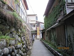 指月殿までの小道。路地裏の様子です。