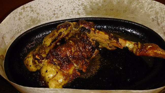 『骨付きおや』920円☆<br /><br />『骨付き鶏』を出すお店は、だいたい『おや』か、食べやすい『ひな』かを選ぶようになっていますが、この店は『骨付きおや』か『骨付き阿波尾鶏』1200円でした。<br /><br />わたしは、噛みごたえのある『おや』が好きです♪