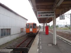 鷹ノ巣駅の秋田内陸縦貫鉄道ホーム。
ＪＲ線と直結。
駅舎は後方。
切符を購入してから乗車するように言われます。