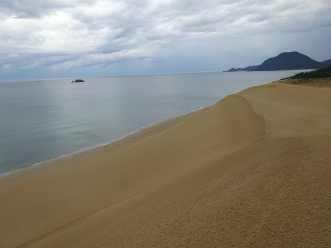一番上から海岸線まではものすごい勾配<br />段ボールもってきてすべりたかった