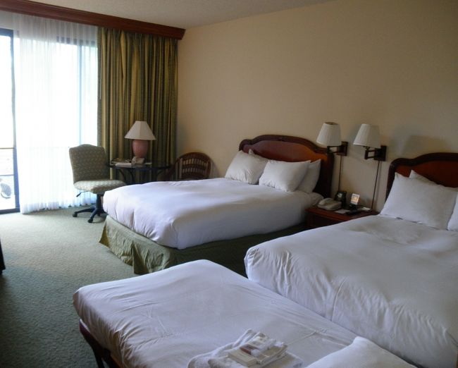 宿泊はヒルトンワイコロアビレッジ<br />トリプルなので、簡易ベッドが入ってます。<br />先輩はとても謙虚な方なので、3人交代で簡易ベッドに寝ました。<br />ビーチリゾートらしく、広めのお部屋でよかった〜<br />