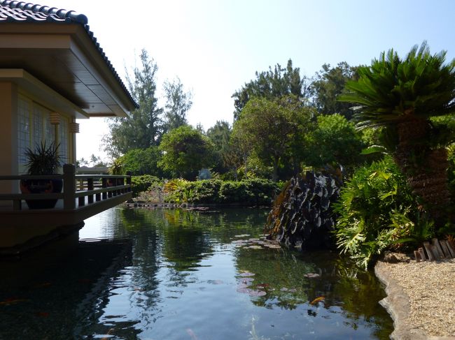 ホテル内は相当広くて、プール・フロント・宿泊棟・レストラン等々トラムで移動します。<br />徒歩でももちろんOKですが、端から端までは結構距離があるので<br />基本トラム移動ですね〜<br /><br />トラムから見える景色。<br />こちらは日本風??