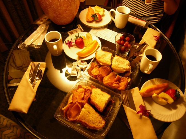 今日の晩御飯。<br /><br />後輩ちゃんが夜始めくらいからず〜っと熟睡してて（笑）<br />レストランに行く元気もなさそうだったので先輩と2人でホテルで軽食を頼みました。