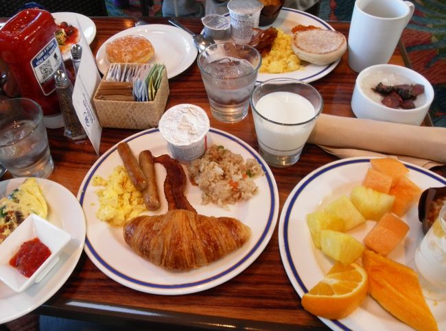 今日の朝ごはんはホテルのビュッフェで。<br />結構いいお値段しました（観光地価格です、完璧）<br />でも、朝からお腹いっぱい満腹食べて大満足!!<br /><br />今日はキラウエア観光へ行くので、ちゃんと食べておかないと〜