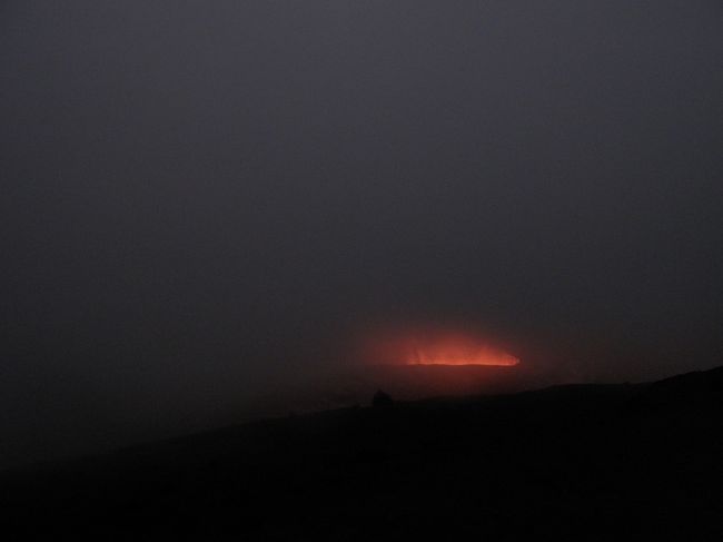 ハレマウマウ火口の赤い溶岩ですが、天気が悪くなってきてしまいこの程度。。。<br />本当は溶岩が海に流れているところを見たかったのですが、あれはヘリでないと難しいみたいです。<br />まぁ、見れたからヨシとするか。<br /><br />その後、星空スポットで星座の話をしてもらいホテルへ<br />