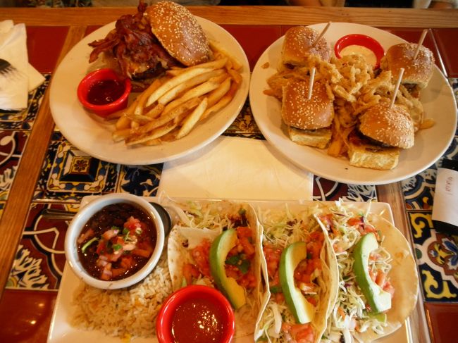 今日は朝からプレミアムアウトレットへ<br />トロリーバスを利用し、タダで行ってきました〜<br /><br />ハワイのプレミアムアウトレットは初めてだったのですが、正直イマイチ。。。<br />価格もハワイだからか、他のアメリカにあるプレミアムアウトレットに比べるとお高いです。<br /><br />そして、例のごとく写真がありません。<br /><br />こちらはアウトレットにあるレストランでのランチ写真です。<br />ハワイに来てから、いったい何個のハンバーガーを食べたんだろう。。。