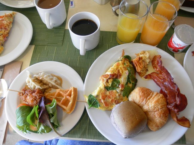 （6日目の写真は上記で終了しました！）<br />7日目の朝ごはん。<br />今日はホテルのブレックファストにしました。<br />結構混んでて、席に着くまでかなり待ちました。<br /><br />この後、先輩・後輩と別行動。<br />私はどうしてもカシウェアのブランケットが欲しくて、ダウンタウンまでトロリーに乗って行ってきました。<br />ワイキキのMIDORIYAさんは在庫が品薄状態だったので、ダウンタウンまで行ったのですが、これが大当たり!!<br />在庫もそこそこですし、値段もワイキキよりかなりお安いです。<br />日本語が通じないのがイマイチですが、まぁ、何とかなりますよ（笑）<br /><br />そして、これまた写真は一切ございません。