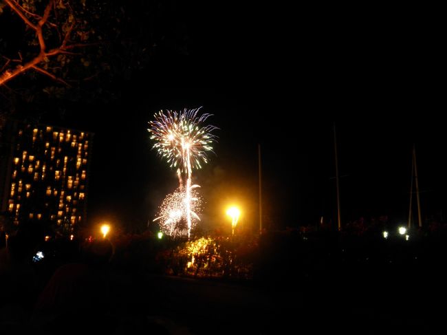 ヒルトンからは花火がみづらかったことと、予約していたレストランのディナーに間に合わないかも…という懸念から<br />場所を「ザ・モダン・ホノルル」に移し、プールサイドで花火鑑賞。<br />宿泊してないのに、プールサイドのソファに寝転がりながら見れて、最高のロケーションでした！