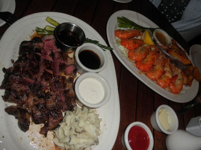 最後の晩餐は「チャートハウス」で。<br />ヒルトンの方に勧められて予約したのですが、大当たりでした。<br />3人で食べきれない量のお料理に、デザートまで食べて、お値段もリーズナブル。<br />かなりオススメです。<br /><br />そして、翌日帰国。<br />もうこれ以上の写真はありません。<br /><br />久しぶりのハワイでしたが、かなり満喫できました。<br />今度は雨季じゃない時期に行きたいなぁ。