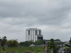 東大寺を出て、法隆寺前行きのバスに乗ったら薬師寺方面に行くってことで薬師寺へ・・・薬師寺東口バス停で下車すると覆屋に覆われた東塔が見えます。平成21年から解体修理を行っていますが、なんと修理が完了するのは平成31年の春だそうです。