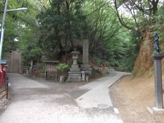 ケーブルカー高尾山駅から1号路を歩き、5分程度で分かれ道につく。
ここまでは道幅も広く、平坦な道で歩きやすい。
左が急な階段の男坂、右が緩やかな坂の女坂。
今回は男坂を選択。