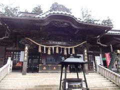 薬王院
ケーブルカー高尾山駅から15分。
山門をくぐった先の境内お守り売場と御護摩受付所を両側に見ながら階段を昇った先に本堂がある。
御朱印は御護摩受付所の左側の受付で頂ける。オリジナルの御朱印帳も販売している。
また、高尾山健康登山手帳というものも販売しており、１回登山するごとに１押印がもらえる。
２１回で満行となり、名前入りの木札が掲示されるので、これからがんばっていきたい。ちなみに１００回の満行（２１００回登山）を達成された方もいらっしゃるようである・・・