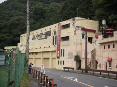 トリックアート美術館
高尾山口駅から徒歩３分。リフト・ケーブルカーのふもとの駅からも５分程度。
１０時開館のほぼ直後に入ったが、意外と観光客は多かった。特に中国の方々。
館内は地下２階〜２階の構造。見学目安は４０分。
入館受付のときにコインをもらい、退館時にテラスの自動販売機でジュースを１杯飲める。