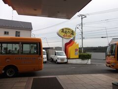 高尾の湯ふろッぴィ
登山の疲れを癒しに温泉（健康ランド）へ。
高尾山口からも無料送迎バスが出ているが、始発が１２時１０分でまだ当分時間があったので、高尾駅に移動して送迎バスを利用。
２時間入館を利用で８００円。ただしタオルの貸し出しはないので持参する必要がある。
客層は地元の高齢者が多かったが、ファミリー連れもいた。
八王子独特のコーラ色の天然の温泉の他、大浴場やスチームバスなどいくつかの風呂が楽しめ、２時間で十分堪能できた。