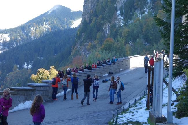 若者？が面白写真撮ってた！<br />でも、この塀の反対側は断崖絶壁です！