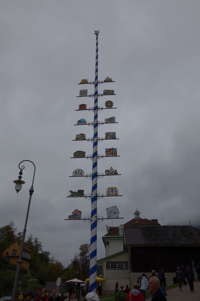 昔は字が読めない人が多かったので、<br />これで、何のお店があるか示してたみたい