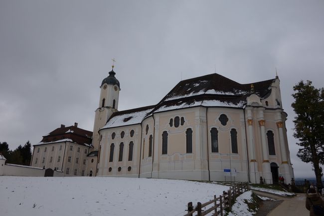 そとは普通の教会ですが…