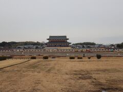 近鉄奈良線の車窓から平城宮跡の復元された大極殿が見えてきました。

奈良県は建物を建てようと穴を掘るとすぐ遺跡とかが出てきちゃうって聞いたことがあるけど、この辺も掘ると何か出てくるのかな。