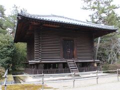 おおっ！これはひょっとして教科書に出てきた校倉造ではないか！

この後は東大寺に行く予定なので正倉院と見比べても面白そうです。