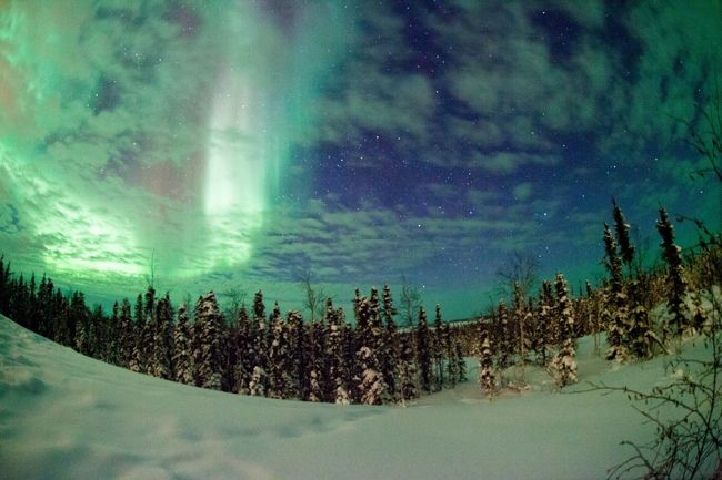 少し雲が少なくなってきた。オーロラはその上で踊っています。