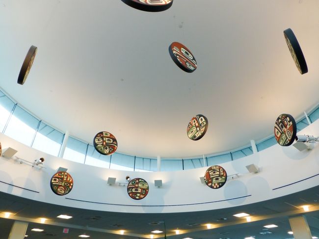 カルガリーに着いて、3時間待ち。スーパーボウルやっているはずなんだけど、テレビではアイスホッケーの中継。アメフト人気ないのかなあ。