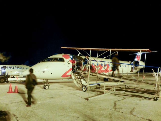 このようなタラップで飛行機から降ります。<br />乗客は、8割は日本人。