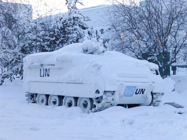 今日は、町をうろついていました。<br />なぜか、国連の戦車が雪をかぶっていました。