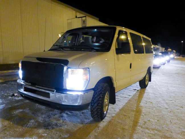 Nanook Aurora Toursのバンに乗ってオーロラを追いかけます。
