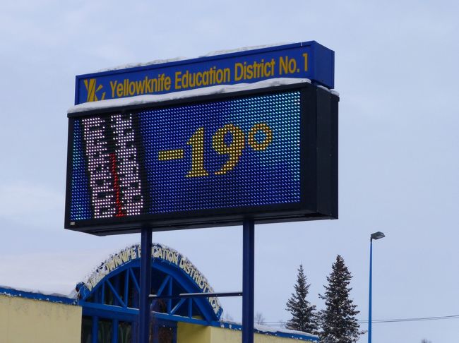 今日は、昨日と違う場所を散歩しました。<br />学校の前にある掲示板。こっちはいろいろ情報が表示されます。