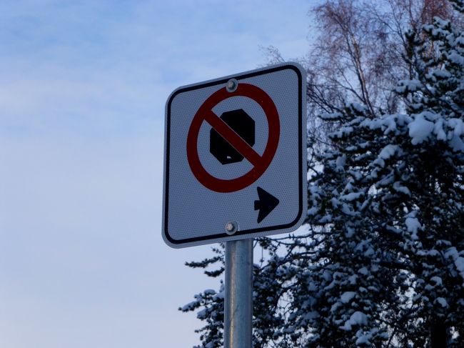 これは、何の標識かな？この先、八角形の物が禁止。何の形だろう？