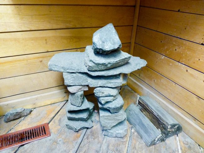 お土産屋さんの入り口に置いてあるイヌクシュク。