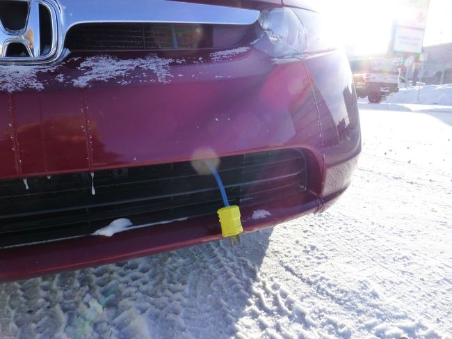 友人たちと町を散策してます。一応３回目なので、知ってることをいろいろ案内してます。<br />駐車中はエンジンが凍らないようにヒーターで暖めるためのプラグがぶら下がっています。