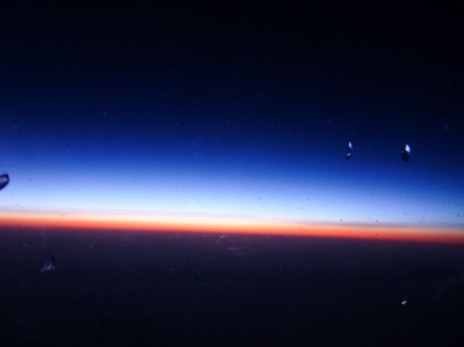 カルガリーに向かう飛行機から。<br />もう、朝焼けでオーロラは見えない。